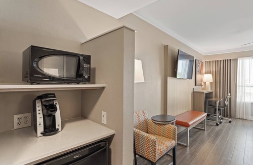 Highlands - Perkins Hotel | Holiday Inn Baton Rouge College Drive I-10 by IHG
