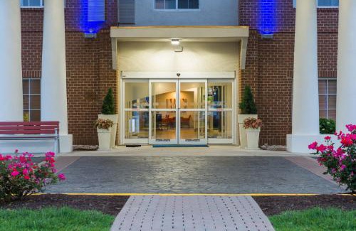 Petersburg Hotel | Holiday Inn Express and Suites - Petersburg - Fort Lee by IHG