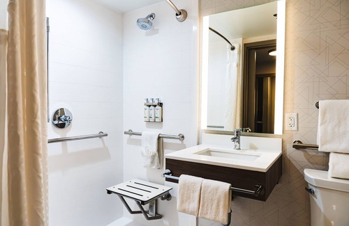 Malvern Hotel | Holiday Inn Express Frazer - Malvern by IHG