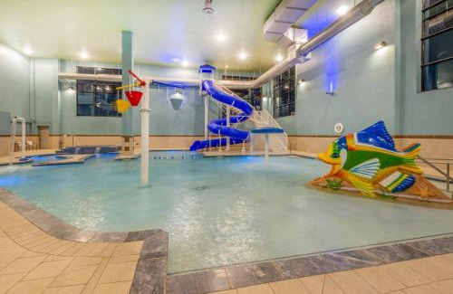 North East Resort | Holiday Inn Express Hotel & Suites Erie an IHG Hotel