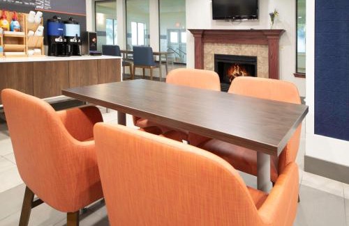 St. Charles Hotel | Holiday Inn Express Hotel & Suites St. Charles by IHG