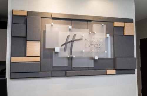 Clinton Hotel | Holiday Inn Express Hotel & Suites Clinton by IHG