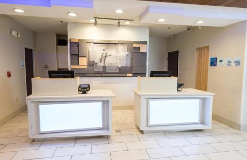 Clinton Hotel | Holiday Inn Express Hotel & Suites Clinton by IHG