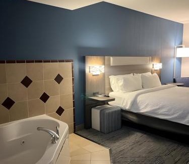 Loveland Hotel | Holiday Inn Express Hotel & Suites Loveland by IHG