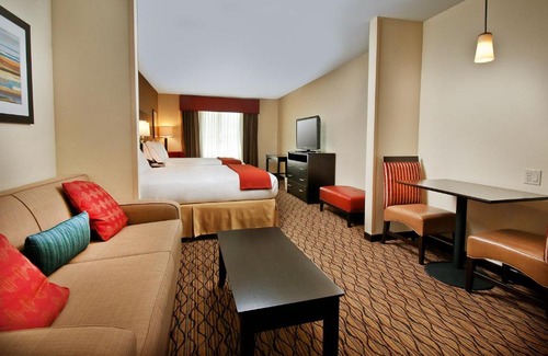Pearsall Hotel | Holiday Inn Express Hotel and Suites Pearsall by IHG