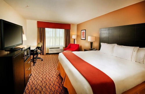 Pearsall Hotel | Holiday Inn Express Hotel and Suites Pearsall by IHG