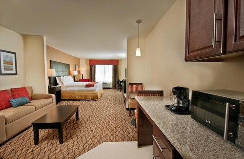 Pearsall Hotel | Holiday Inn Express Hotel and Suites Pearsall by IHG