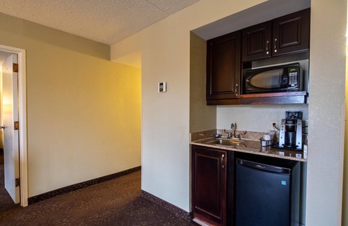 South Hills Hotel | Holiday Inn Express Hotel & Suites Pittsburgh Airport by IHG