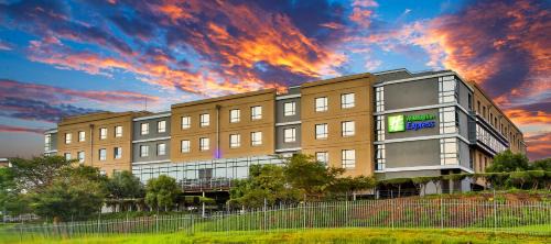 Woodmead Hotel | Holiday Inn Express Sandton-Woodmead by IHG
