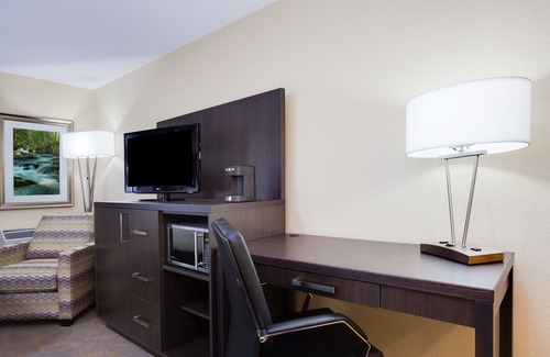 Fredericton Hotel | Holiday Inn Express & Suites Fredericton by IHG