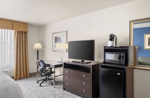 New Buffalo Hotel | Holiday Inn Express & Suites New Buffalo by IHG