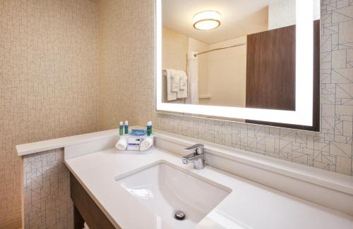 New Castle Hotel | Holiday Inn Express & Suites New Castle by IHG