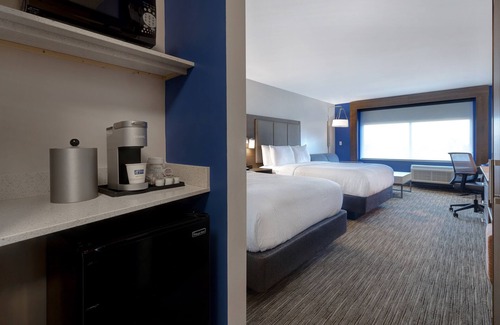 Dearborn Hotel | Holiday Inn Express & Suites Detroit Dearborn by IHG