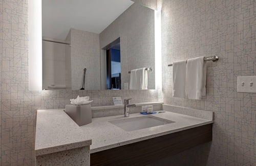 Dearborn Hotel | Holiday Inn Express & Suites Detroit Dearborn by IHG