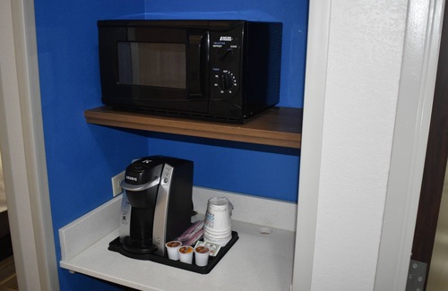 McPherson Hotel | Holiday Inn Express & Suites McPherson by IHG