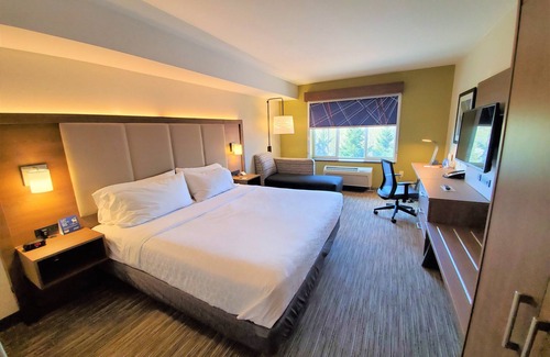 Lynnwood Hotel | Holiday Inn Express & Suites Seattle North - Lynnwood by IHG