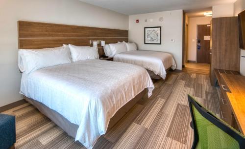 Downtown Omaha Hotel | Holiday Inn Express & Suites Omaha Downtown Old Market by IHG