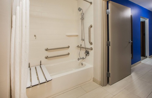 Dallas Hotel | Holiday Inn Express & Suites Dallas Central Market Center by IHG