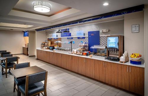 Kingmont Hotel | Holiday Inn Express & Suites Fairmont by IHG