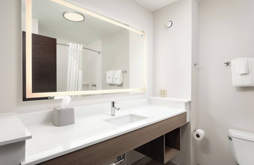 Newport Hotel | Holiday Inn Express & Suites Newport S by IHG