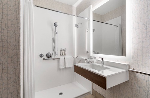 Pleasant Valley Hotel | Holiday Inn Express Vancouver North - Salmon Creek by IHG