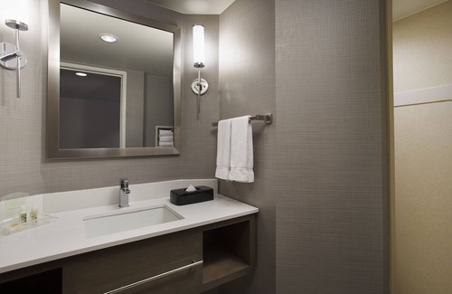 East Paris Hotel | Holiday Inn Grand Rapids Airport by IHG