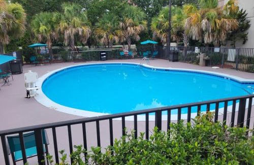 Northlake Hotel | Holiday Inn Hotel Atlanta-Tucker, a Full Service Hotel