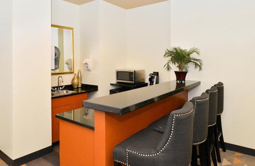 Waldron Hotel | Holiday Inn Kansas City Airport by IHG