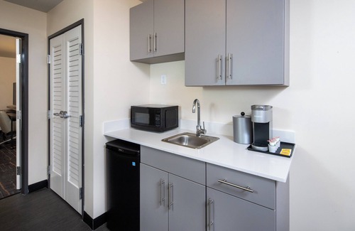 Troy Hotel | Holiday Inn & Suites Detroit - Troy by IHG