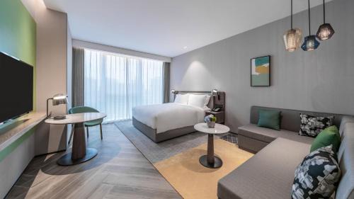 Baqiao Hotel | Holiday Inn Xi'an Chanba by IHG-Near Xi'an International Convention Exhibition Center and Shopping mall and The Romantic show of Xi'an-Free Luggage Storage-English Service