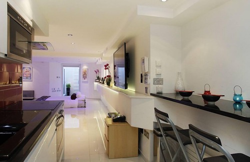 Hammersmith Broadway Apartment | Holiday Lets London 1