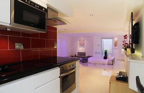 Hammersmith Broadway Apartment | Holiday Lets London 1