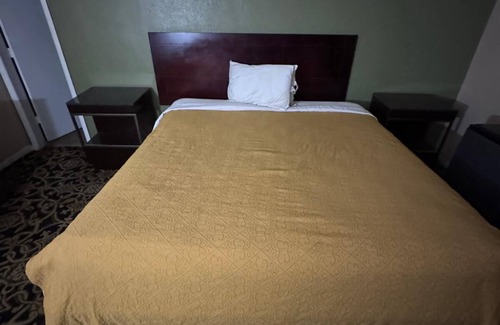 Whitehall Hotel | Holiday Motel