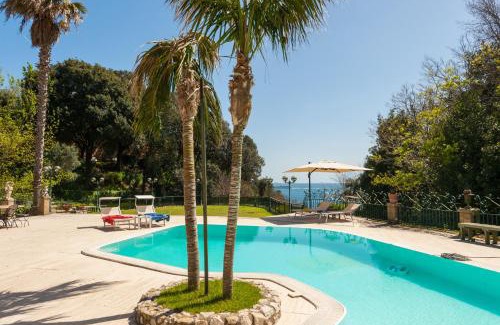 Posillipo Apartment | Holiday Naples - Big Apartment on The Swimming Pool in front of Capri