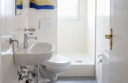 Mariaroth Apartment | Holiday room with two common rooms and shared bathroom / kitchen.