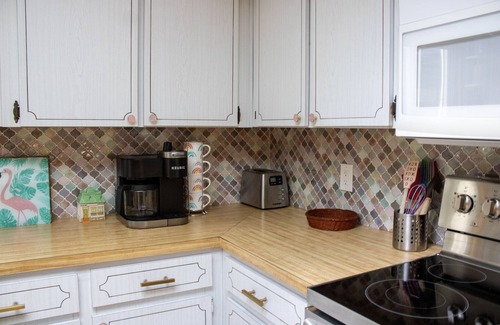 Regency Park House | Holiday Specials - Ask! Dog-Friendly Tropical Getaway with a Covered Pool