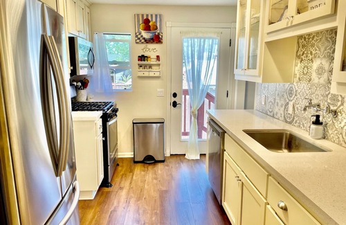 Prescott House | Holidays at The Family Friendly Farmhouse -3 Beds- Walk to Square & Whiskey Row.