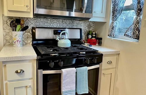 Prescott House | Holidays at The Family Friendly Farmhouse -3 Beds- Walk to Square & Whiskey Row.