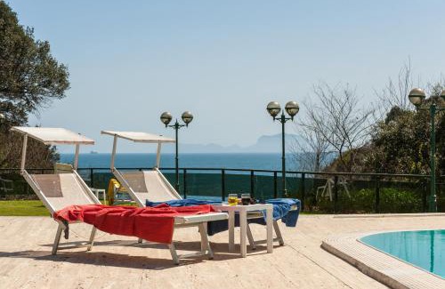 Posillipo Apartment | Holidays Naples Family - Pool in front of Capri