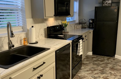 Vicksburg Apartment | Holley Rentals 2 bedroom sleeps 6