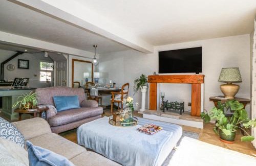 Henryd House | Holly Cottage