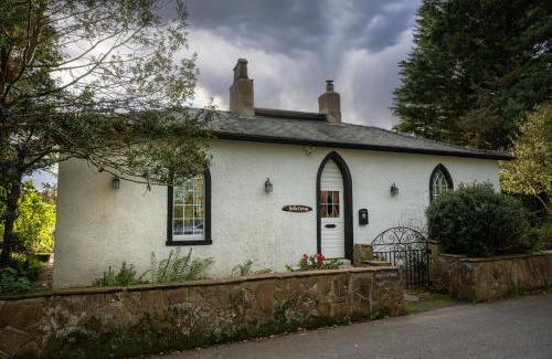 Harker House | Holly Cottage. Romantic Getaway. Tourist base.