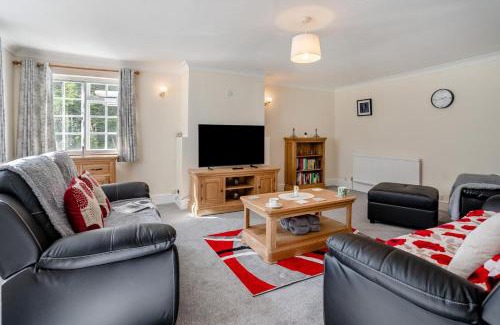 Llanfihangel Tal-y-llyn House | Holly Cottage - Scethrog