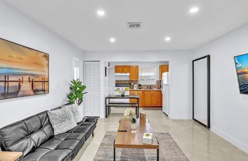 Little Ranches House | Hollywood 2 Bdrm New Furnished Beach Vacation Lb2