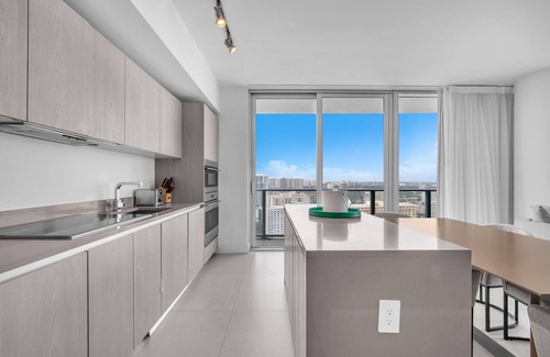 Hollywood South Central Beach Condo | Hollywood Beachfront 2 BR Retreat .Ocean Views, Pool & Beach Service