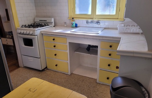 Hollywood Apartment | Hollywood Bungalow One With Patio!