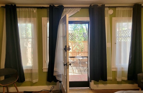 Hollywood Apartment | Hollywood Bungalow One With Patio!