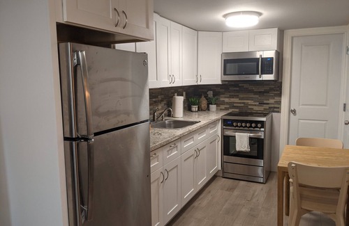 Hollywood District Apartment | Hollywood Casa | Close to Max & Bus | 1 bd W/D in unit | full kitchen