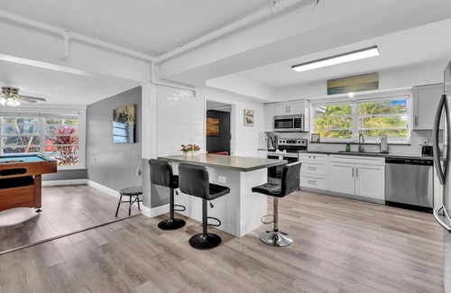 Parkside House | Hollywood Castle 7 bedrooms 4 baths pool home ,hot tub close to beaches