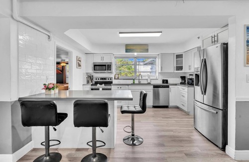 Parkside House | Hollywood Castle 7 bedrooms 4 baths pool home ,hot tub close to beaches